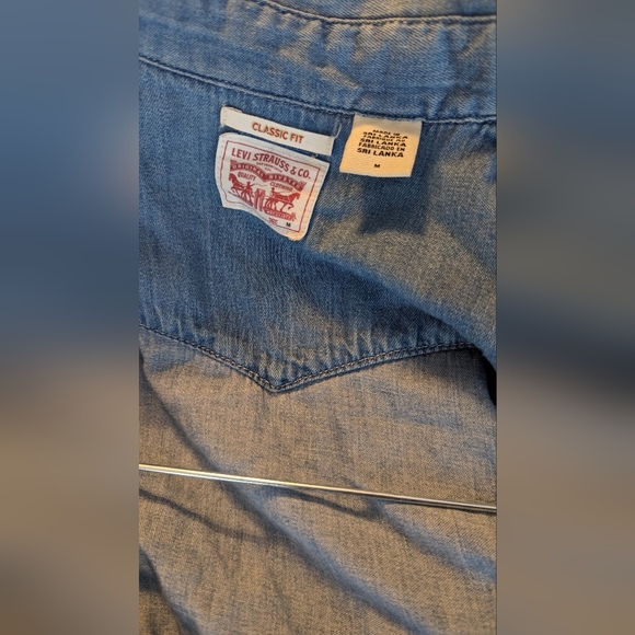 Levi's jeans shirt, size medium - Picture 3 of 3